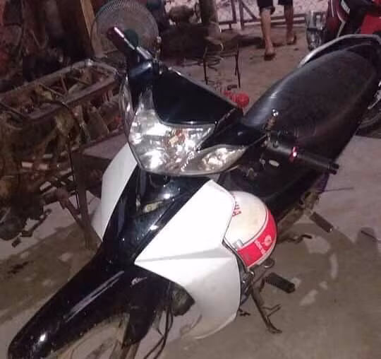 Chiếc xe máy mà các đối tượng bỏ lại. Ảnh: Văn Ngọc