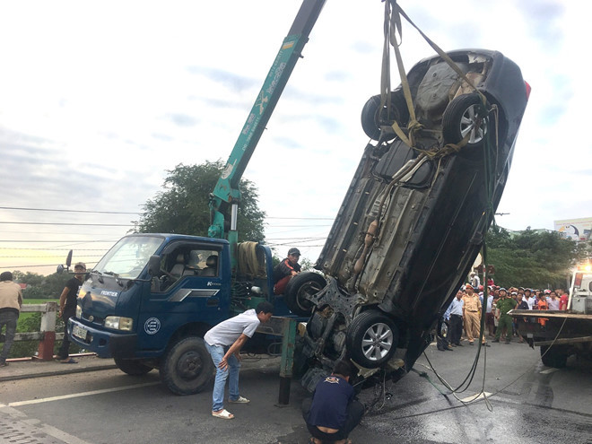 Trục vớt ô tô bị rơi xuống sông lên bờ