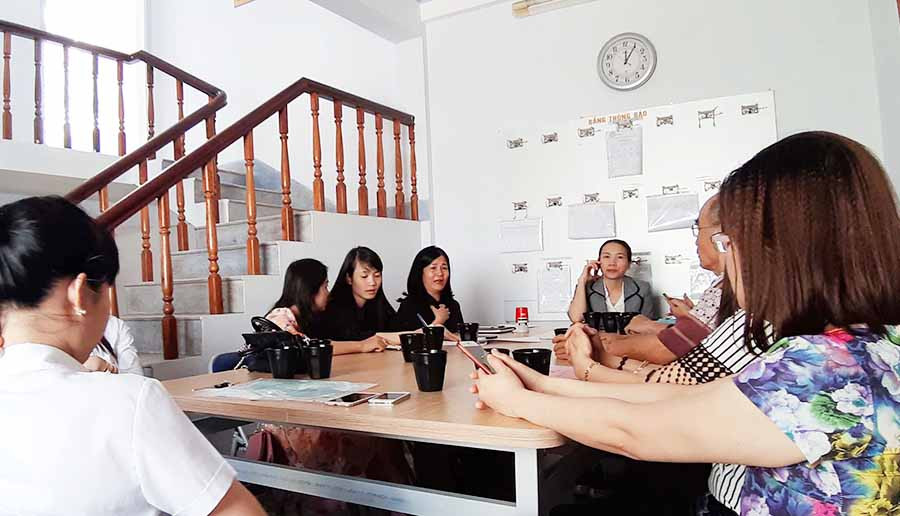  Nhiều người tìm đến trụ sở Chi nhánh Công ty Đào tạo Quốc tế DK Việt Nam tại Gia Lai để đòi lại số vốn đã góp. Ảnh: N.T