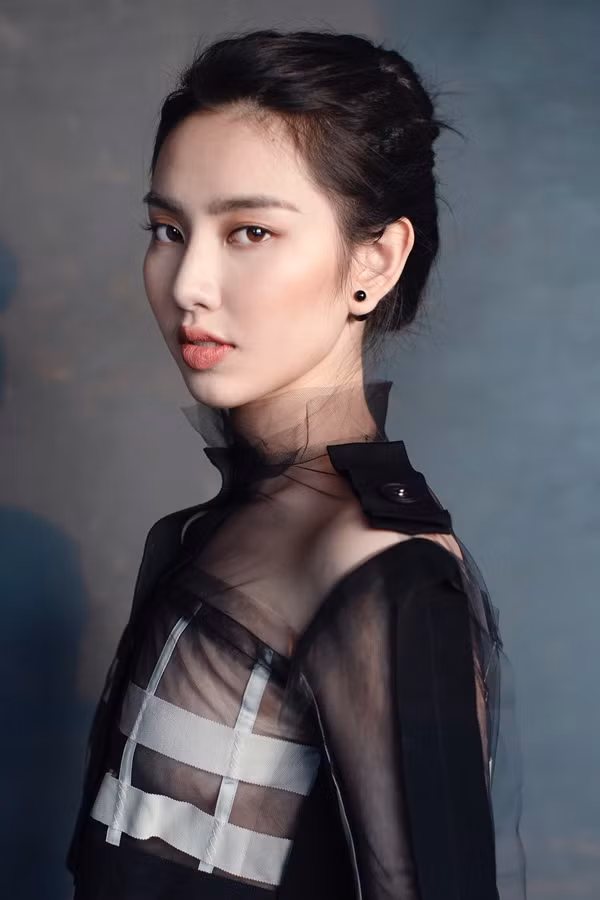 Chất liệu vải xuyên thấu được xử lý khéo léo, giúp người đẹp khoe khéo vòng một không bị phản cảm.