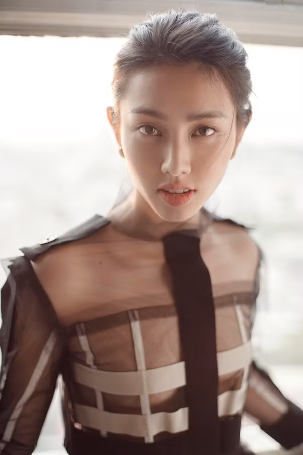 Top 5 Hoa hậu Việt Nam 2018 Nguyễn Thúc Thùy Tiên gợi cảm với trang phục của nhà thiết kế Lâm Gia Khang trong bộ ảnh mới.