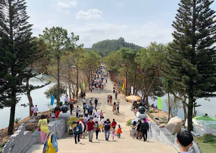 Đông đảo du khách đã đến tham quan tại Biển Hồ. Ảnh: Văn Ngọc 