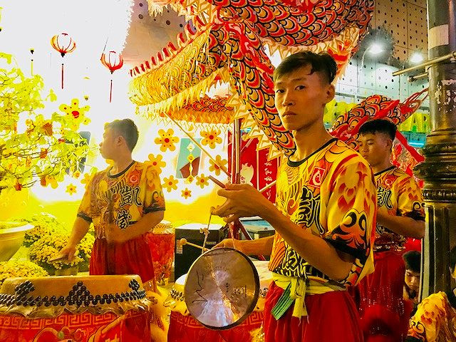 Trong quá trình biểu diễn múa Lân, tiếng trống giữ vai trò chủ đạo. Khi lân múa: nhịp trống nhanh, Lân quỳ: nhịp trống chậm lại, Lân ngủ: nhịp trống thưa và nhẹ, Lân thức dậy: nhịp trống rộn ràng, Lân vượt chướng ngại hay ngoạm cờ, ngoạm tiền vào miệng: tiếng trống nhanh, mạnh, liên hồi