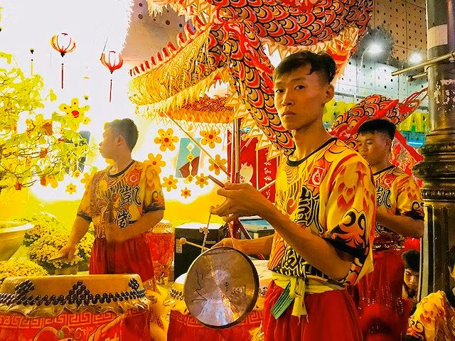 Trong quá trình biểu diễn múa Lân, tiếng trống giữ vai trò chủ đạo. Khi lân múa: nhịp trống nhanh, Lân quỳ: nhịp trống chậm lại, Lân ngủ: nhịp trống thưa và nhẹ, Lân thức dậy: nhịp trống rộn ràng, Lân vượt chướng ngại hay ngoạm cờ, ngoạm tiền vào miệng: tiếng trống nhanh, mạnh, liên hồi