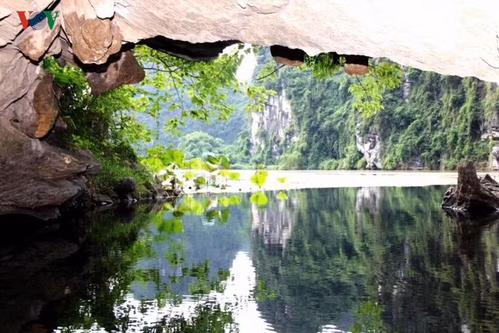  Rong ruổi theo con thuyền nhỏ, bạn sẽ được đến thăm các hang động với bao điều khám phá thú vị như Hang Tối, Hang Sáng, Hang Nấu rượu, Hang Sính…Mỗi tên gọi đều gợi lên một điều kỳ bí cần khám phá mỗi khi đến với Tràng An.