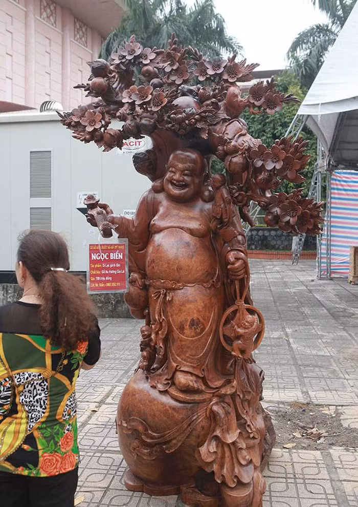Tác phẩm thứ 2 có tên Di Lặc gánh đào bằng gỗ nu hương Gia Lai nghìn năm tuổi được chào bán với giá 789 triệu đồng. Tác phẩm thứ 2 có tên Di Lặc gánh đào bằng gỗ nu hương Gia Lai nghìn năm tuổi được chào bán với giá 789 triệu đồng.