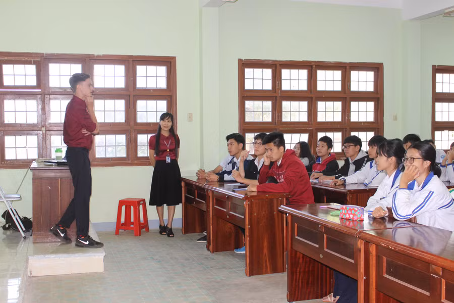  Lớp tiếng Anh thí điểm khối 10 của Trường THPT Pleiku trong tiết học với người nước ngoài. Ảnh: N.G