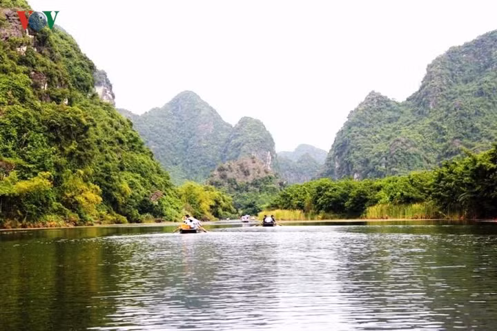 Có một cách khám phá vẻ đẹp của Tràng An đó là dạo thuyền trên dòng nước trong veo chảy quanh những núi đá cao sừng sững. Xuất phát từ bến thuyền, chiếc thuyền nan nhỏ sẽ đưa bạn đi vãn cảnh Tràng An mà không cần xe điện hay đi bộ.