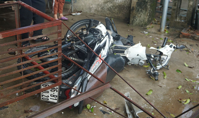  Xe máy bị hất văng vào trước cửa nhà dân bên đường