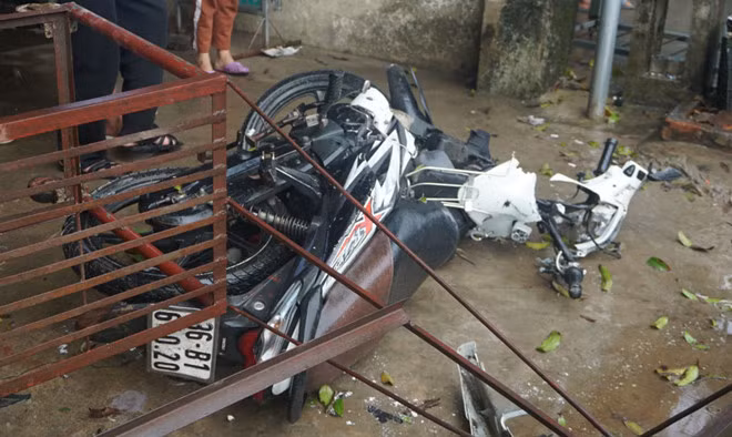  Xe máy bị hất văng vào trước cửa nhà dân bên đường