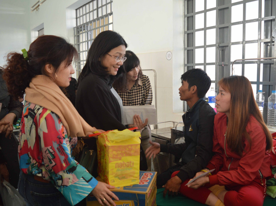 Tặng quà cho bệnh nhân tại bệnh viện. Ảnh: Phương Dung Tặng quà cho bệnh nhân tại bệnh viện. Ảnh: Phương Dung