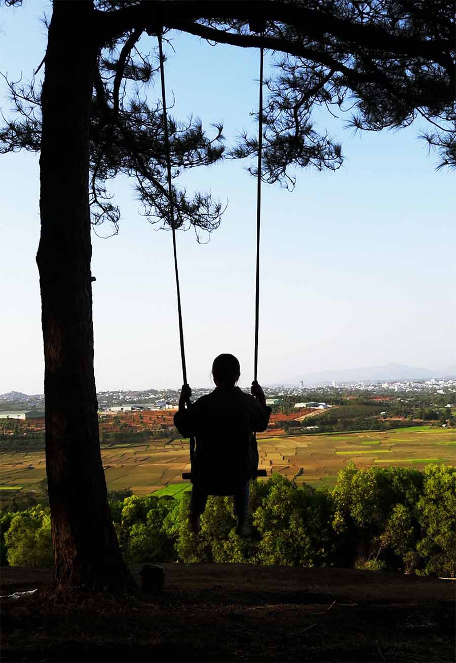  Ngồi trên xích đu, ta có thể ngắm cảnh ngoại ô thành phố giữa ngàn thông xanh. Ảnh: Văn Nhân