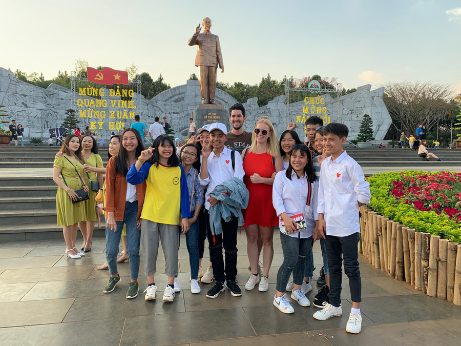 Các bạn trẻ háo hức chụp ảnh kỷ niệm cùng du khách nước ngoài. Ảnh: P.V