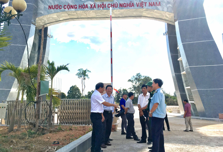 Chủ tịch UBND tỉnh Võ Ngọc Thành kiểm tra tiến độ công trình Quốc môn. Ảnh: Hà Duy