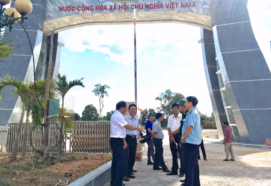 Chủ tịch UBND tỉnh Võ Ngọc Thành kiểm tra tiến độ công trình Quốc môn. Ảnh: Hà Duy