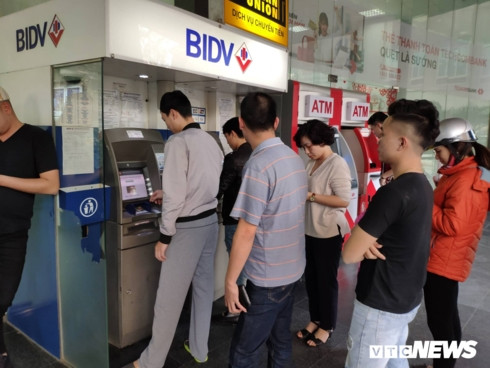 Nhiều người xếp hàng chờ đến lượt rút tiền trước Tết Nguyên đán.