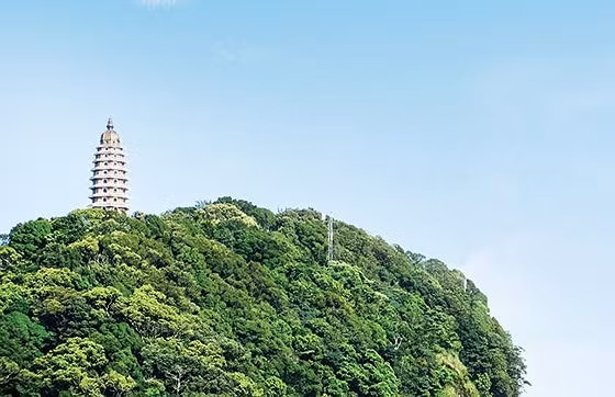 Tháp Báo thiên được xây dựng gần Đền thờ Bác và hoàn thành vào năm 2010 với 13 tầng, cao 26,9m. 