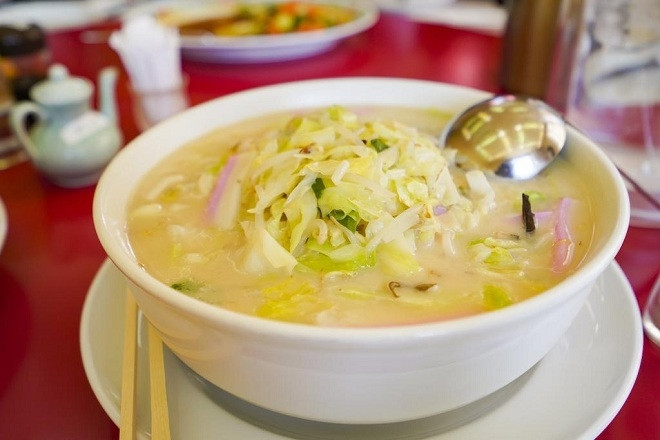  Cùng với các điểm tham quan, một món ăn không thể bỏ qua khi đến Nagasaki chính là champon. Nagasaki chính là nơi xuất xứ của món ăn này. Thực khách có thể dùng sợi mì tròn dày hoặc mì xào giòn trộn chung với nước sốt quánh, dẻo gồm có thịt, hải sản, rau củ… Tuỳ theo mùa mà các nguyên liệu chế biến champon có thể thay đổi.