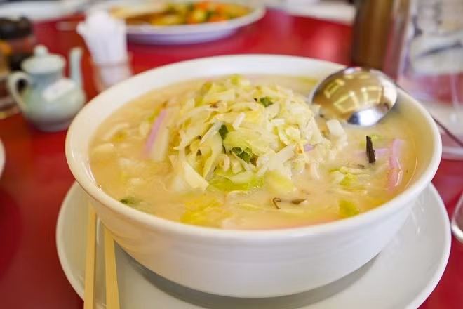  Cùng với các điểm tham quan, một món ăn không thể bỏ qua khi đến Nagasaki chính là champon. Nagasaki chính là nơi xuất xứ của món ăn này. Thực khách có thể dùng sợi mì tròn dày hoặc mì xào giòn trộn chung với nước sốt quánh, dẻo gồm có thịt, hải sản, rau củ… Tuỳ theo mùa mà các nguyên liệu chế biến champon có thể thay đổi.