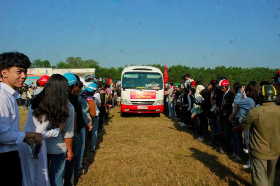 Gia đình, người thân và họ hàng đứng dọc hai bên tiễn con, em lên đường nhập ngũ. Ảnh: NGUYỄN TRANG