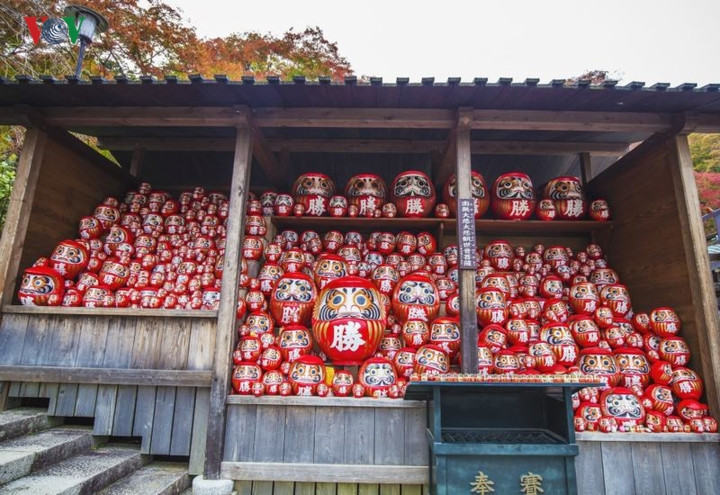 Ngôi chùa này được mệnh danh là chùa may mắn bởi được bảo hộ bởi búp bê Daruma, linh vật được coi là mang lại may mắn theo quan điểm của người Nhật. Người ta cho rằng Daruma chính là hình ảnh Bồ Đề Đạt Ma – vị tổ khai Phật học và Thiền tông Trung Hoa. 