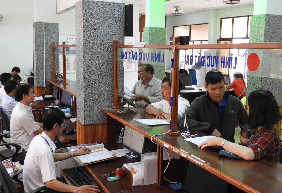 Ngày làm việc đầu năm tại Bộ phận một cửa Thành phố Pleiku. Ảnh:Thanh Nhật