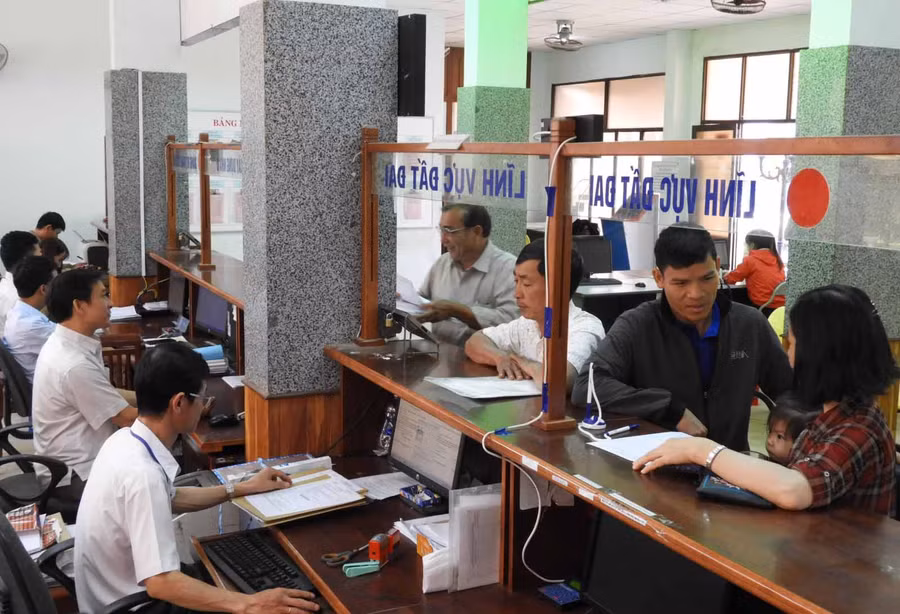 Ngày làm việc đầu năm tại Bộ phận một cửa Thành phố Pleiku. Ảnh:Thanh Nhật