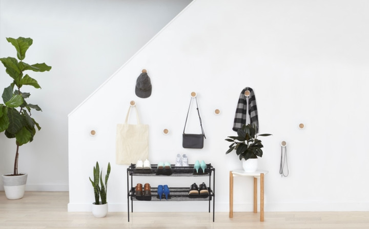 Sắm thêm móc treo tường để treo các loại túi xách, mũ, nón và áo khoác.