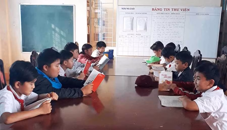  Học sinh Trường THCS Lê Duẩn (xã Ia Tiêm, huyện Chư Sê) đọc sách tại thư viện. Ảnh: Thuận Ánh