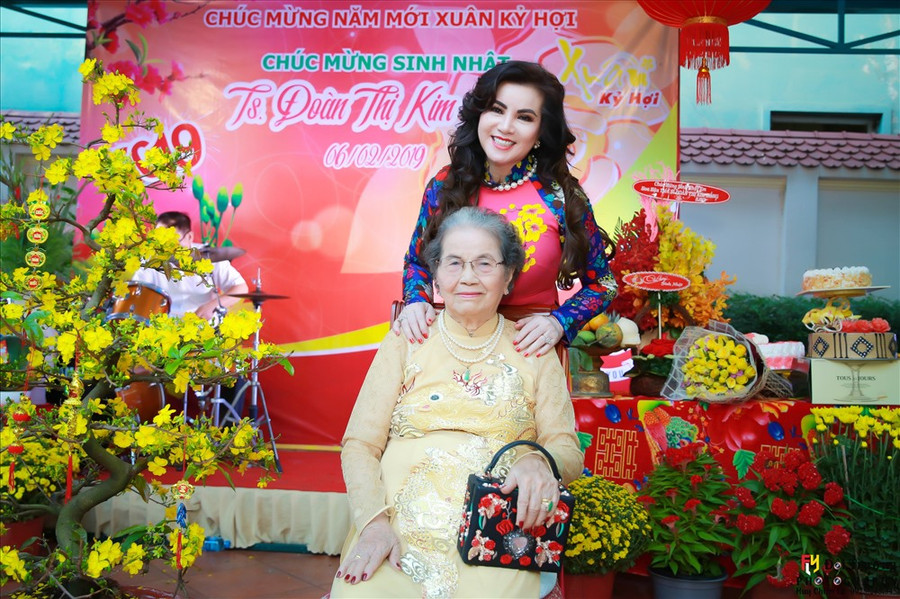 Hoa hậu sẽ lưu lại những khoảnh khắc bên người thân ở Việt Nam.