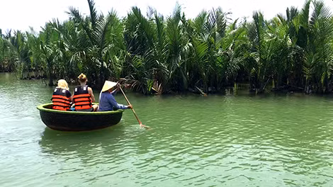 Du khách đi thuyền thúng trải nghiệm rừng dừa.