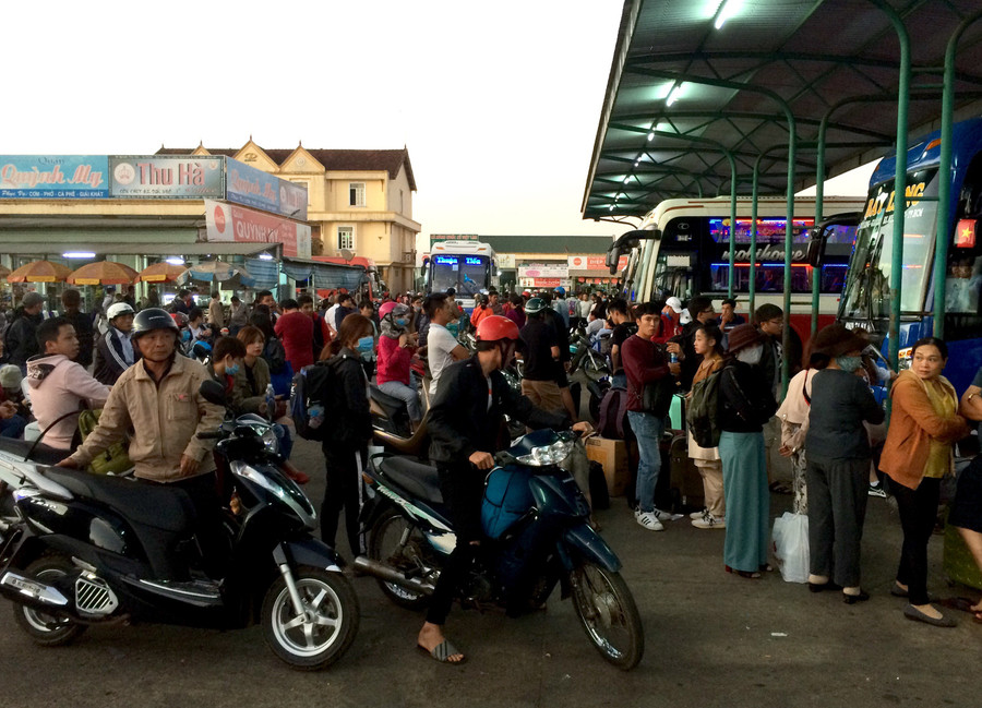  Hành khách chật kín khu vực xe đi TP. Hồ Chí Minh tại Bến xe Đức Long Gia Lai chiều mùng 6 Tết. Ảnh: L.H