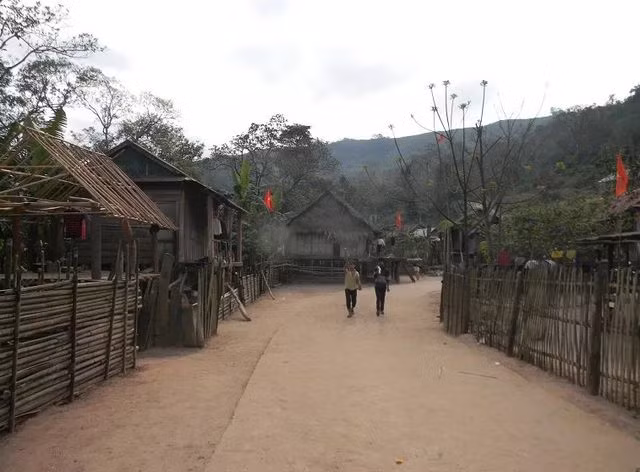 Những lá cờ Tổ quốc được người Ma Coong mua về treo đón Tết