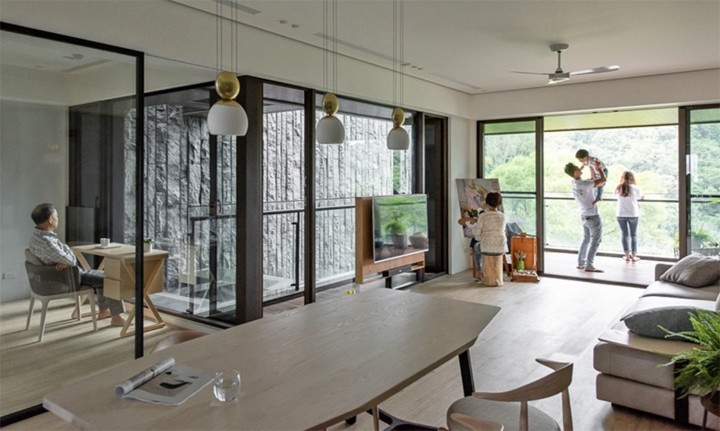 Chủ nhân chọn sàn bằng gỗ để chống trượt, cầu thang cao có tay vịn giúp người lớn tuổi trong nhà có thể di chuyển dễ dàng. Chủ nhân chọn sàn bằng gỗ để chống trượt, cầu thang cao có tay vịn giúp người lớn tuổi trong nhà có thể di chuyển dễ dàng.