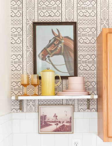 Những mảng miếng họa tiết đầy thú vị, sự kết hợp giữa ly tách, giấy dán tường và tranh. Những mảng miếng họa tiết đầy thú vị, sự kết hợp giữa ly tách, giấy dán tường và tranh.