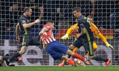 Jose Gimenez mở tỷ số cho Atletico Madrid. (Ảnh: Getty)