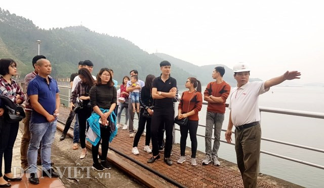 Đứng trên thân đập cao đến vài trăm mét nhìn về 4 hướng, ai cũng cảm thấy mình thật nhỏ bé trước sự hùng vĩ của thiên nhiên. 