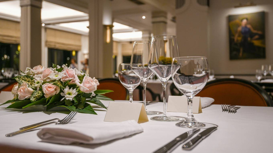  Theo chị Ngô Thị Mơ, trợ lý trưởng bộ phận nhà hàng, khi Nhật hoàng Akihito tới nghỉ tại đây, ngài đã dùng thực phẩm do chính khách sạn chế biến thay vì mang theo đầu bếp riêng và các thực phẩm từ Nhật.