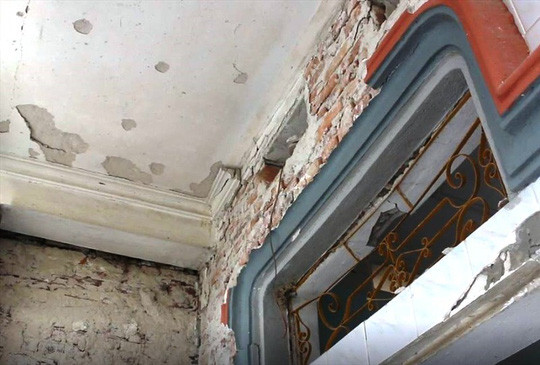 Trần nhà ông Nguyễn Huy Liên bị nứt toác nham nhở sau vụ nổ mìn