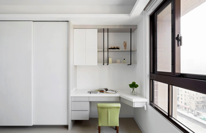 Bàn làm việc thiết kế theo hình dáng của tường độc đáo, tận dụng được nhiều ánh sáng tự nhiên từ cửa sổ bên cạnh. Bàn làm việc thiết kế theo hình dáng của tường độc đáo, tận dụng được nhiều ánh sáng tự nhiên từ cửa sổ bên cạnh.