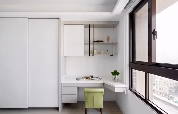 Bàn làm việc thiết kế theo hình dáng của tường độc đáo, tận dụng được nhiều ánh sáng tự nhiên từ cửa sổ bên cạnh.