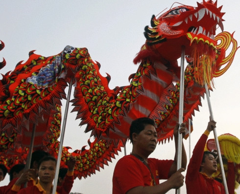 Người Hoa ở Campuchia tổ chức múa lân. (Ảnh: AP)  Người Hoa ở Campuchia tổ chức múa lân. (Ảnh: AP)