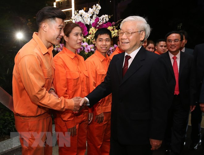  Tổng Bí thư, Chủ tịch nước Nguyễn Phú Trọng với cán bộ, công nhân Tập đoàn Điện lực Việt Nam. (Ảnh: Lâm Khánh/TTXVN)