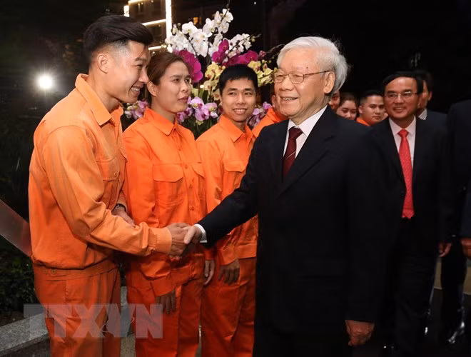  Tổng Bí thư, Chủ tịch nước Nguyễn Phú Trọng với cán bộ, công nhân Tập đoàn Điện lực Việt Nam. (Ảnh: Lâm Khánh/TTXVN)