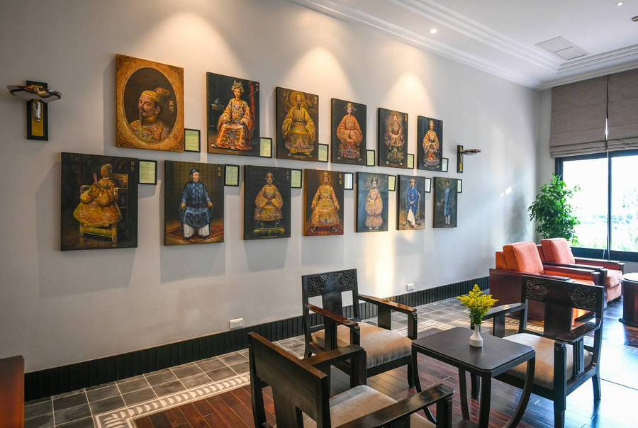 Chân dung 13 vị vua triều Nguyễn tại sảnh của tòa nhà phía Tây khách sạn. Theo quản lý khách sạn, các tác phẩm trang trí như tranh, ảnh được tạo nên từ thời Pháp thuộc và có nội dung gắn với Việt Nam.