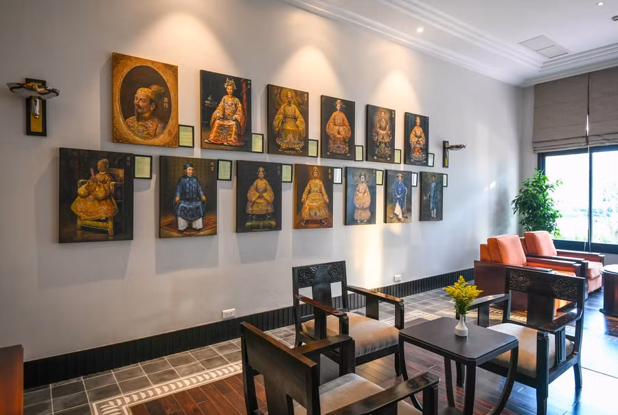 Chân dung 13 vị vua triều Nguyễn tại sảnh của tòa nhà phía Tây khách sạn. Theo quản lý khách sạn, các tác phẩm trang trí như tranh, ảnh được tạo nên từ thời Pháp thuộc và có nội dung gắn với Việt Nam.