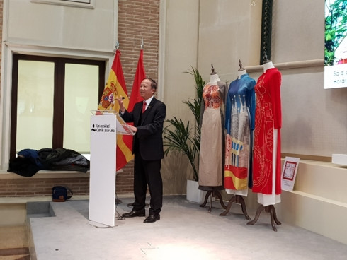 Đại sứ đặc mệnh toàn quyền Việt Nam tại Tây Ban Nha Ngô Tiến Dũng phát biểu tại triển lãm. Đại sứ đặc mệnh toàn quyền Việt Nam tại Tây Ban Nha Ngô Tiến Dũng phát biểu tại triển lãm.