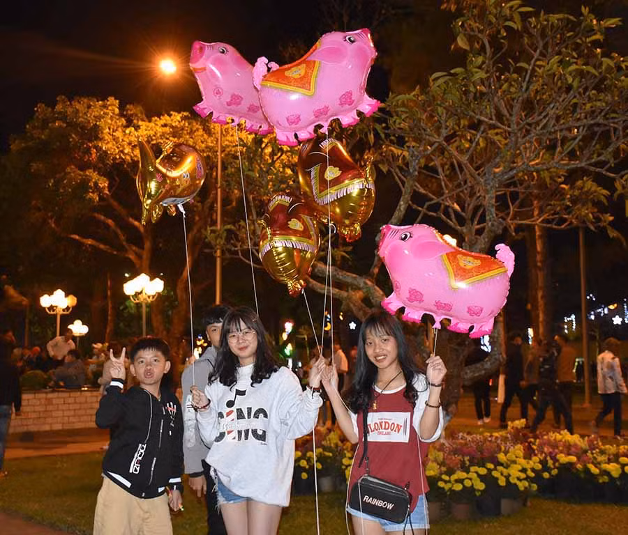 Nhiều bạn trẻ hứng thú với các loại bóng bay hình con heo. Ảnh Trần Dung