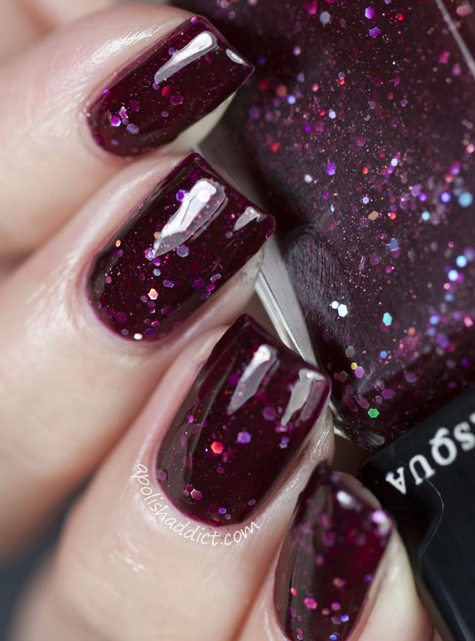 Cự Giải nên làm mới bản thân với các gam màu nóng như tím, cam, đỏ... Các tone màu này không chỉ đem lại thuận lợi mà còn giúp phụ nữ cung Cự Giải có thêm sức hút với đối phương.