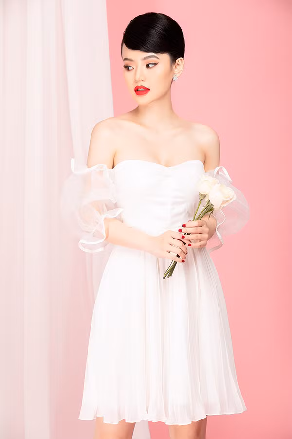 Đầm quây ngực khoe vai trần gợi cảm được trang trí thêm phần tay voan mỏng manh. Sắc trắng cùng cách kết hợp chất liệu sẽ mang tới bộ cánh hợp không khí xuân phương Nam. Đầm quây ngực khoe vai trần gợi cảm được trang trí thêm phần tay voan mỏng manh. Sắc trắng cùng cách kết hợp chất liệu sẽ mang tới bộ cánh hợp không khí xuân phương Nam.